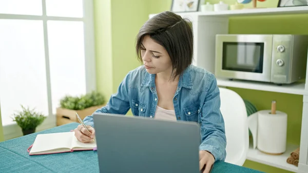 Jovem Caucasiana Usando Laptop Escrita Notebook Casa — Fotografia de Stock