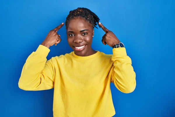 Beautiful Black Woman Standing Blue Background Smiling Pointing Head Both — Photo