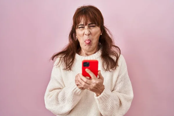Mulher Hispânica Meia Idade Usando Mensagem Digitação Smartphone Furando Língua — Fotografia de Stock