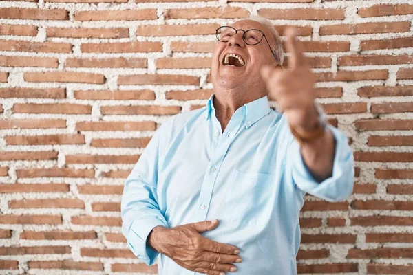 Starszy Mężczyzna Siwymi Włosami Stojący Nad Cegłą Śmiejący Się Ciebie — Zdjęcie stockowe