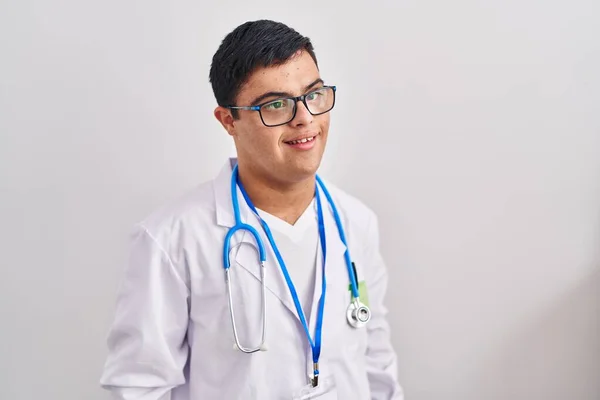 Joven Hombre Hispano Con Síndrome Vistiendo Uniforme Médico Estetoscopio Mirando — Foto de Stock