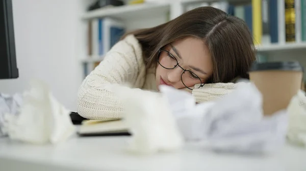 Young Beautiful Hispanic Woman Student Sleeping Table Library University — 图库照片