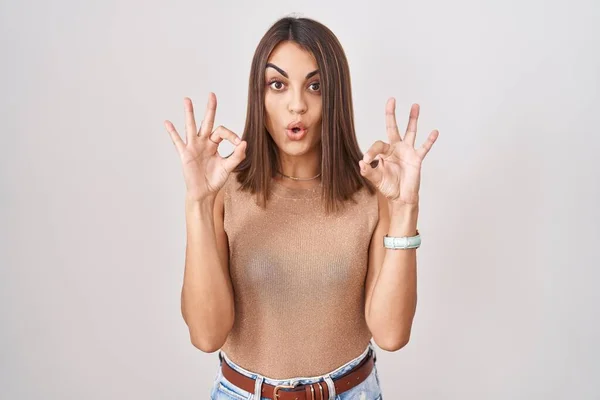 Young Hispanic Woman Standing White Background Looking Surprised Shocked Doing — Stock Photo, Image