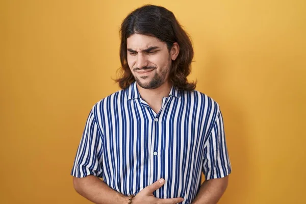 Hispanischer Mann Mit Langen Haaren Der Vor Gelbem Hintergrund Mit — Stockfoto