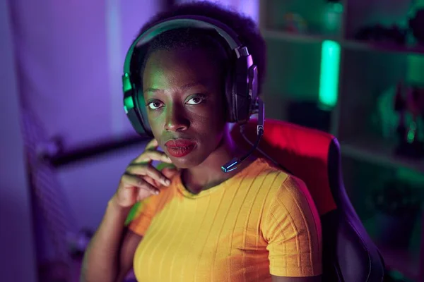 Femme Afro Américaine Streamer Utilisant Des Écouteurs Salle Jeux — Photo