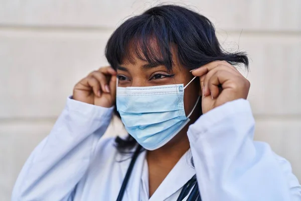 Νεαρή Όμορφη Λατίνα Γυναίκα Γιατρός Φορώντας Ιατρική Μάσκα Στέκεται Στο — Φωτογραφία Αρχείου