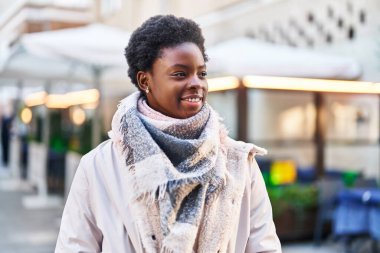 Sokakta kendine güvenen Afrikalı Amerikalı kadın gülümsüyor