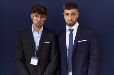 İki İspanyol iş adamı iş kıyafetleri giyip sıkıntılı ve endişeli, kızgın ve korkmuş bir şekilde ağlıyorlar. hüzünlü ifade. 