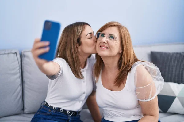 Anne Kızı Akıllı Telefondan Selfie Çekiyor Evdeki Kanepede Oturuyor — Stok fotoğraf
