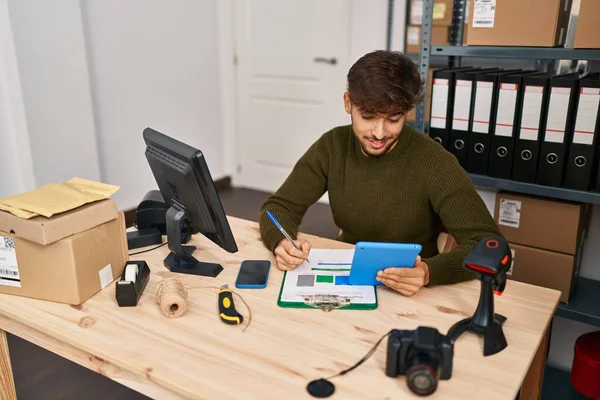 Jovem Árabe Homem Comércio Eletrônico Empresário Escrevendo Documento Usando Touchpad — Fotografia de Stock