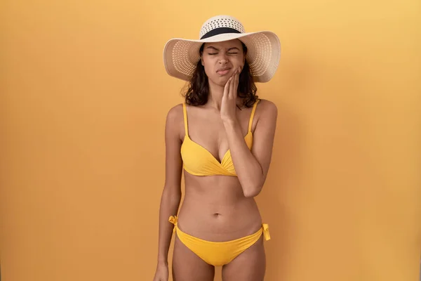 Young Hispanic Woman Wearing Bikini Summer Hat Touching Mouth Hand — Stock Photo, Image