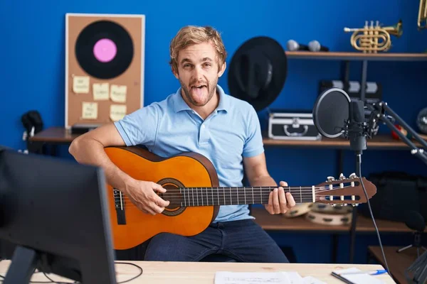 Hombre Caucásico Tocando Guitarra Clásica Estudio Música Sacando Lengua Feliz —  Fotos de Stock
