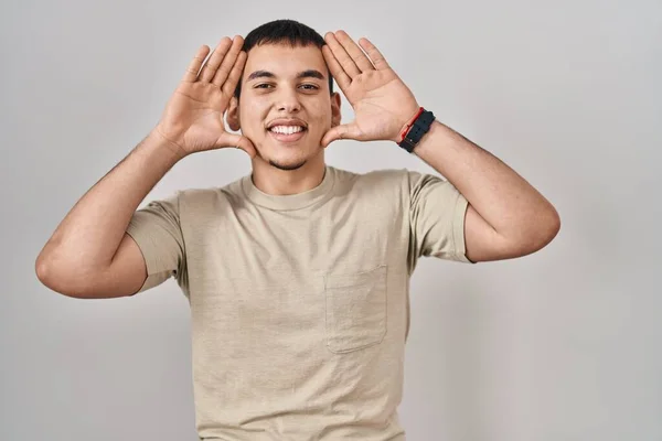 Νεαρός Άραβας Που Φοράει Casual Shirt Χαμογελώντας Χαρούμενος Παίζοντας Ένα — Φωτογραφία Αρχείου