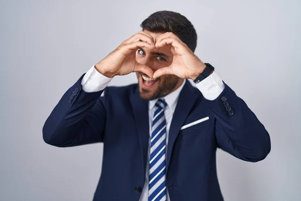 Pohledný Hispánec Obleku Kravatě Dělá Tvar Srdce Rukou Prsty Usmívá — Stock fotografie