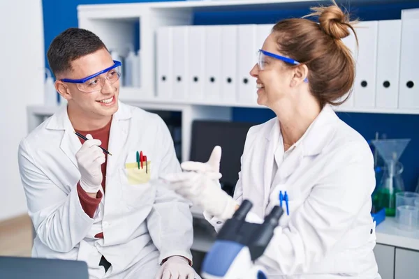 Cientistas Homens Mulheres Que Procuram Amostras Laboratório — Fotografia de Stock