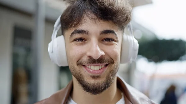 Jeune Homme Arabe Souriant Confiant Écoutant Musique Dans Rue — Photo