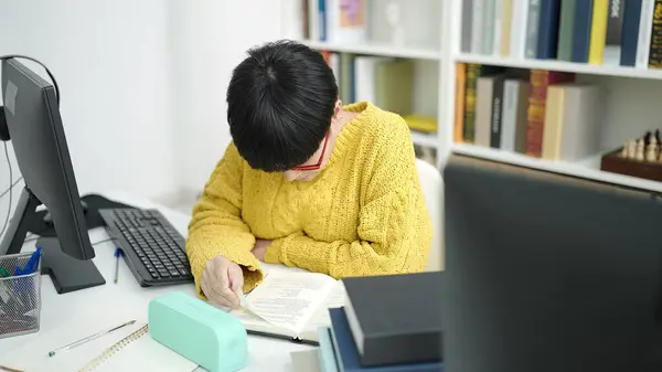 Young Chinese Woman Student Reading Book Studying Library University — Φωτογραφία Αρχείου