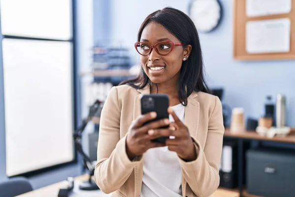 Ofisteki Akıllı Telefonu Kullanan Afrikalı Amerikalı Genç Bir Kadını — Stok fotoğraf