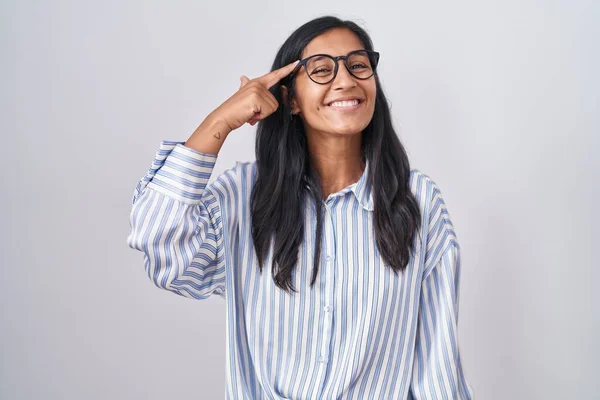 Junge Hispanische Frau Mit Brille Lächelt Und Zeigt Mit Einem — Stockfoto