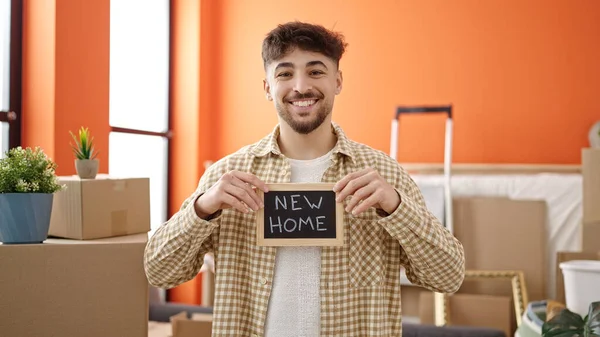 Jovem Árabe Homem Sorrindo Confiante Segurando Quadro Negro Nova Casa — Fotografia de Stock