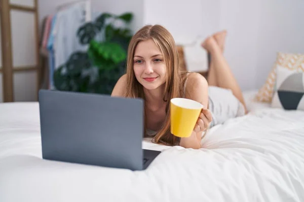 Junge Kaukasierin Trinkt Mit Laptop Kaffee Liegend Schlafzimmer — Stockfoto