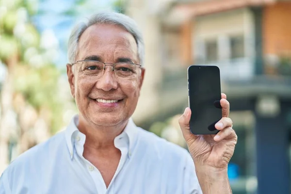 Homem Cabelos Grisalhos Meia Idade Sorrindo Confiante Mostrando Smartphone Tela — Fotografia de Stock