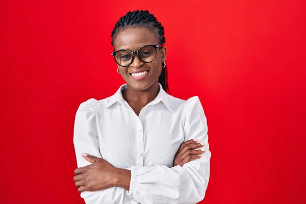 Afrikaanse Vrouw Met Vlechten Rode Achtergrond Vrolijk Gezicht Glimlachend Met — Stockfoto
