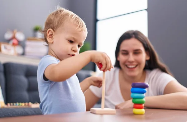 Mutter Und Sohn Lächeln Selbstbewusst Beim Spielen Hause — Stockfoto