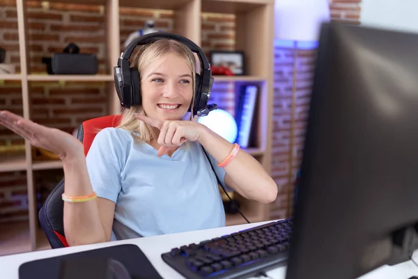 Jovem Caucasiana Jogando Videogames Usando Fones Ouvido Surpreso Sorrindo Para — Fotografia de Stock