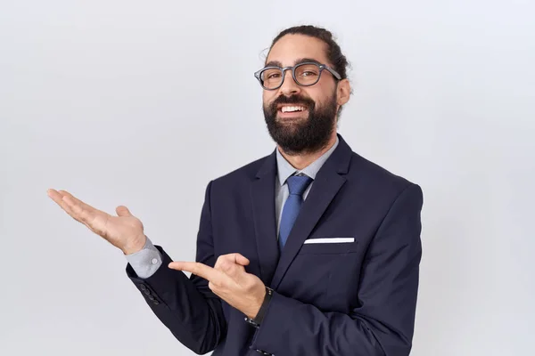Homem Hispânico Com Barba Vestindo Terno Gravata Espantado Sorrindo Para — Fotografia de Stock