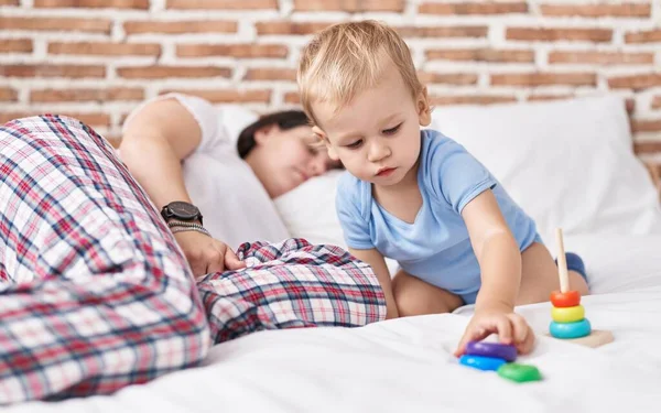 Anne Oğul Yatakta Oynuyor Yatak Odasında Uyuyorlar — Stok fotoğraf