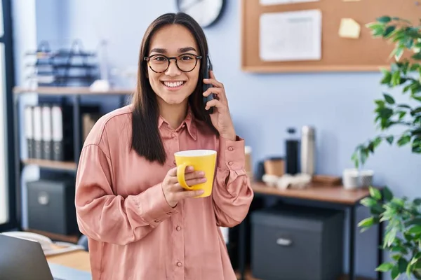 Young Hispanic Woman Business Worker Talking Smartphone Drinking Coffee Office — ストック写真