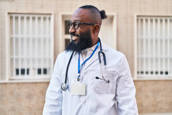 Hombre Afroamericano Vistiendo Uniforme Médico Estetoscopio Mirando Costado Pose Perfil — Foto de Stock
