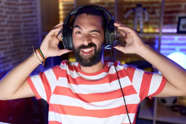 Hispanic Man Beard Playing Video Games Wearing Headphones Winking Looking — Stock Photo, Image