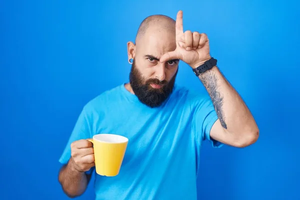 Ung Latinamerikan Man Med Skägg Och Tatueringar Dricker Kopp Kaffe — Stockfoto