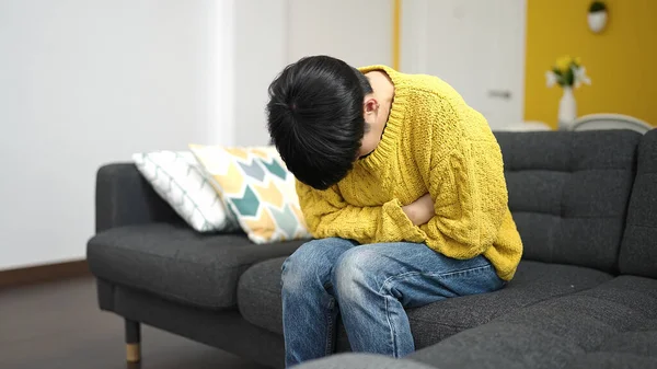 Junge Chinesin Leidet Unter Bauchschmerzen Wenn Sie Hause Auf Dem — Stockfoto