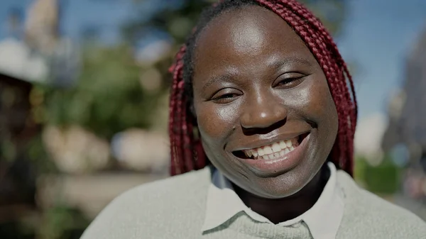 有辫子的非洲女人在街上自信地微笑着 — 图库照片