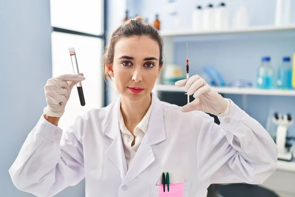 Eine Junge Frau Die Labor Arbeitet Hält Mit Ernstem Gesichtsausdruck — Stockfoto