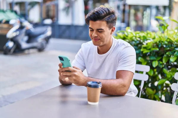 Genç Spanyol Adam Akıllı Telefon Kullanıyor Kahve Dükkanının Terasında Kahve — Stok fotoğraf