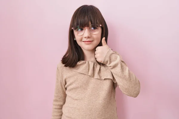Liten Latinamerikansk Flicka Bär Glasögon Leende Glad Och Positiv Tummen — Stockfoto