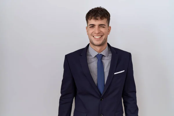 Homem Negócios Hispânico Jovem Vestindo Terno Gravata Piscando Olhando Para — Fotografia de Stock