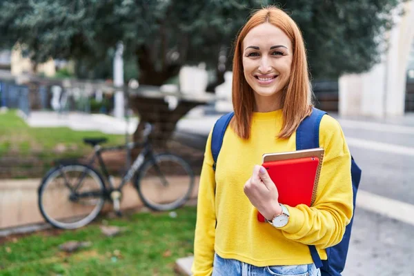 Junge Kaukasische Studentin Lächelt Selbstbewusst Und Hält Bücher Park — Stockfoto