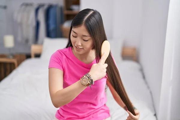 Chinesin Kämmt Haare Auf Bett Schlafzimmer — Stockfoto