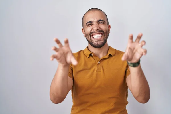 Hispanische Mann Mit Bart Steht Über Weißem Hintergrund Lächelnd Lustig — Stockfoto