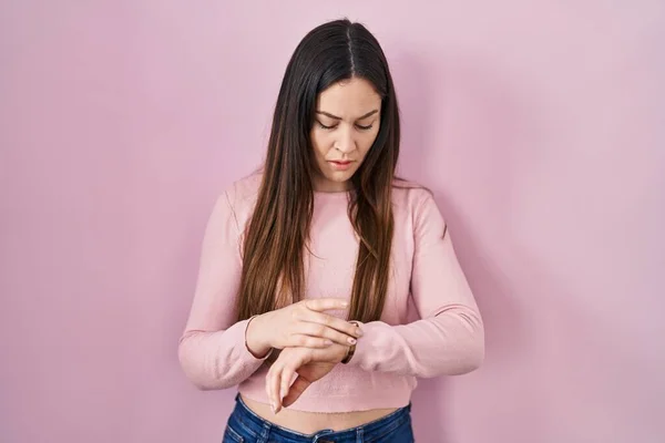 Jonge Brunette Vrouw Staande Roze Achtergrond Controleren Van Tijd Pols — Stockfoto