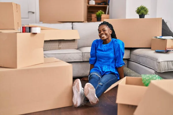 Afro Amerikaanse Vrouw Glimlachen Zelfverzekerd Zitten Vloer Nieuw Huis — Stockfoto