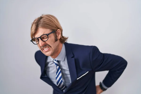 Vit Man Med Mustasch Klädd Affärskläder Som Lider Ryggvärk Beröring — Stockfoto