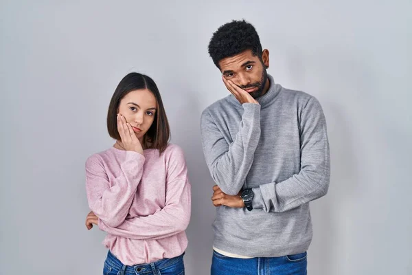 Unga Latinamerikanska Par Står Tillsammans Tänker Ser Trött Och Uttråkad — Stockfoto