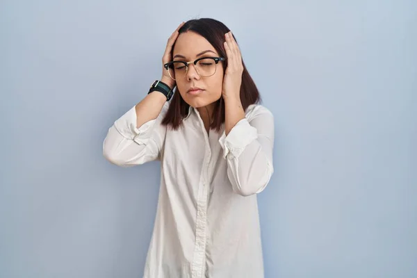 Young Hispanic Woman Standing White Background Suffering Headache Desperate Stressed — Zdjęcie stockowe
