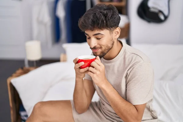 Ung Arabisk Man Dricker Kopp Kaffe Sittande Sängen Sovrummet — Stockfoto